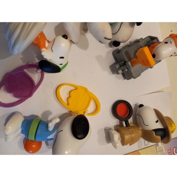 Snoopy McDonalds Happy Meal Toys Assortment of 5 Figures & 2 Books - Picture 12 of 16